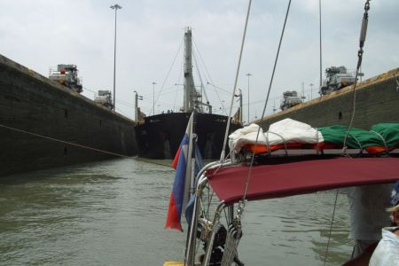 08_Panamski kanal03_spuscamo se skupaj s tankerjem.jpg