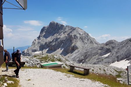 Staničev dom - pogled na Rjavino po sestopu.jpg