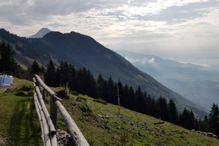 Kriška gora - pogled od koče proti Tolstemu vrhu in Storžiču.jpg