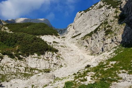 Pot proti bivaku 1700m - pogled proti Križu.jpg