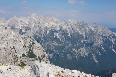 Rjavina - pogled z vrha proti Škrlatici.jpg