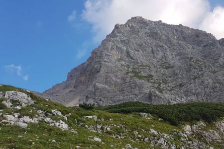 Pogled proti Dolkovi špici s križišča pri bivaku.jpg