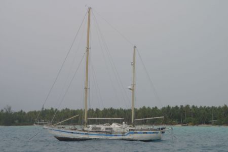 15_Rangiroa_zapuscena jadrnica.jpg