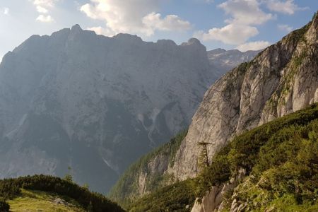 Pot proti bivaku 1700m - pogled proti Cmiru.jpg